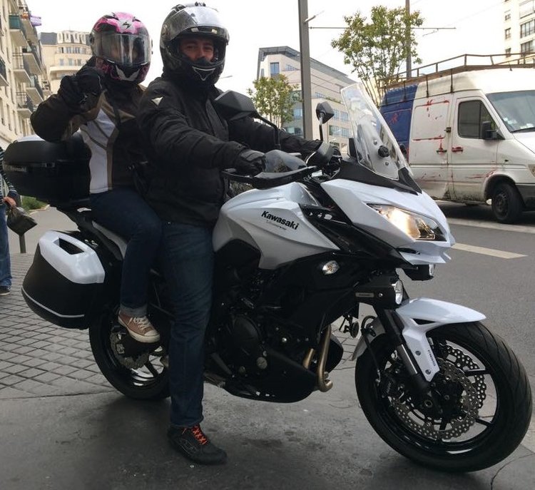 Madame et moi-même sur la moto complétement équipée.