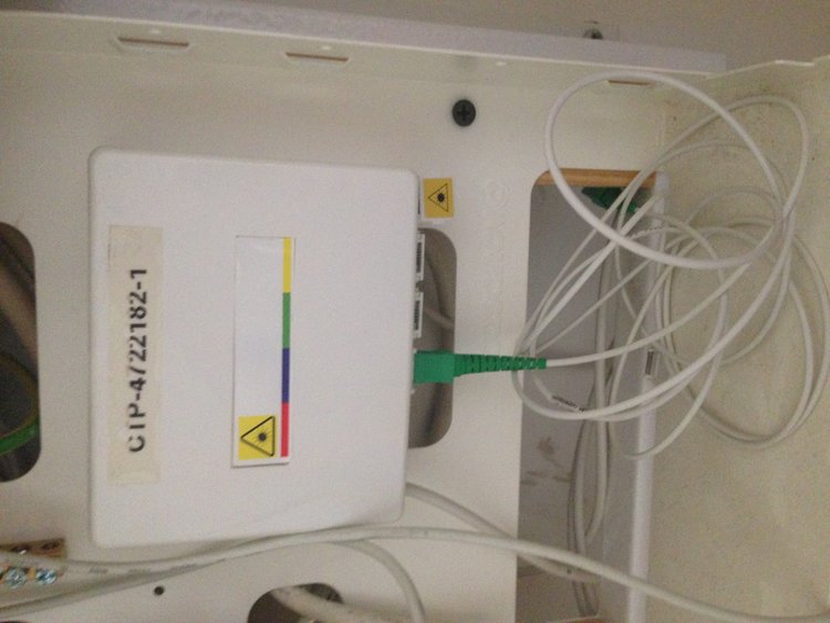 Boîtier et câble fibre optique