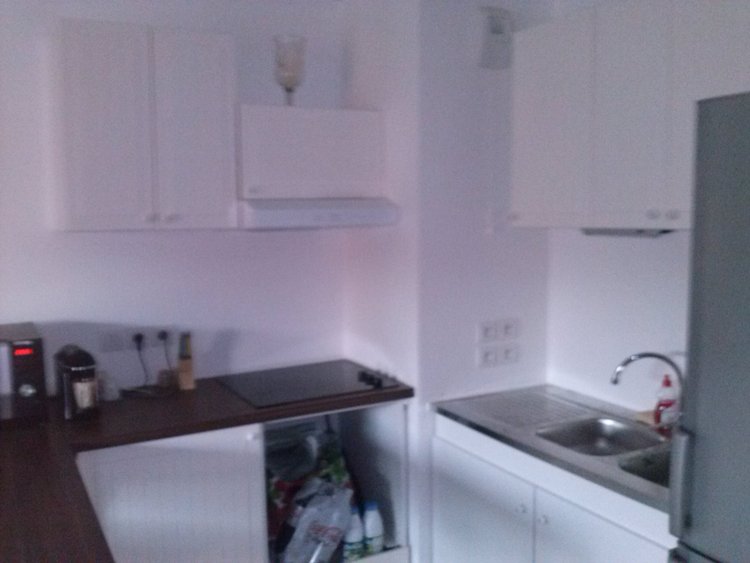 plan de travail avec une plaque 3 feux et ameublement de chez ikea