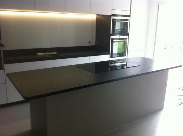 plan de travail en granit  et cuisine ikea