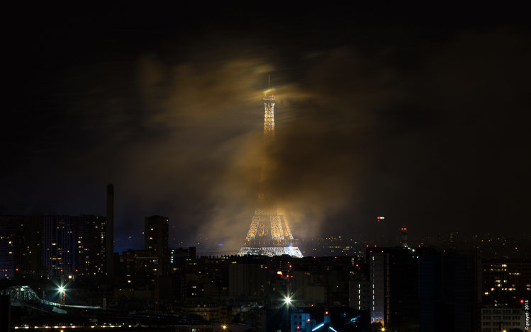 tour1.jpg (76.68 Kio) Consulté 5801 fois La tour disparait dans la fumée des derniers feux...